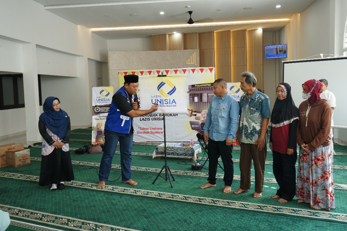 Lazis Unisia Launching Program Gerobak Naik Kelas