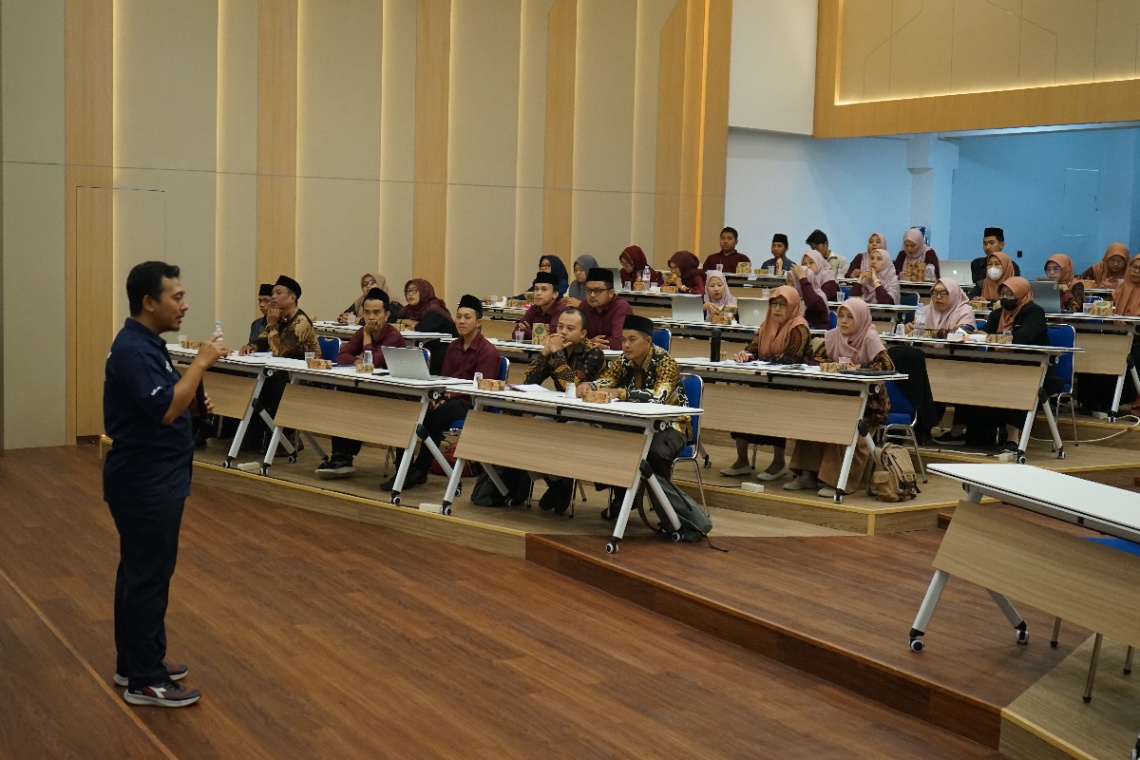 Lazis Unisia Dampingi Guru Madrasah Binaan Susun Modul Pembelajaran melalui Program Galang Madrasah